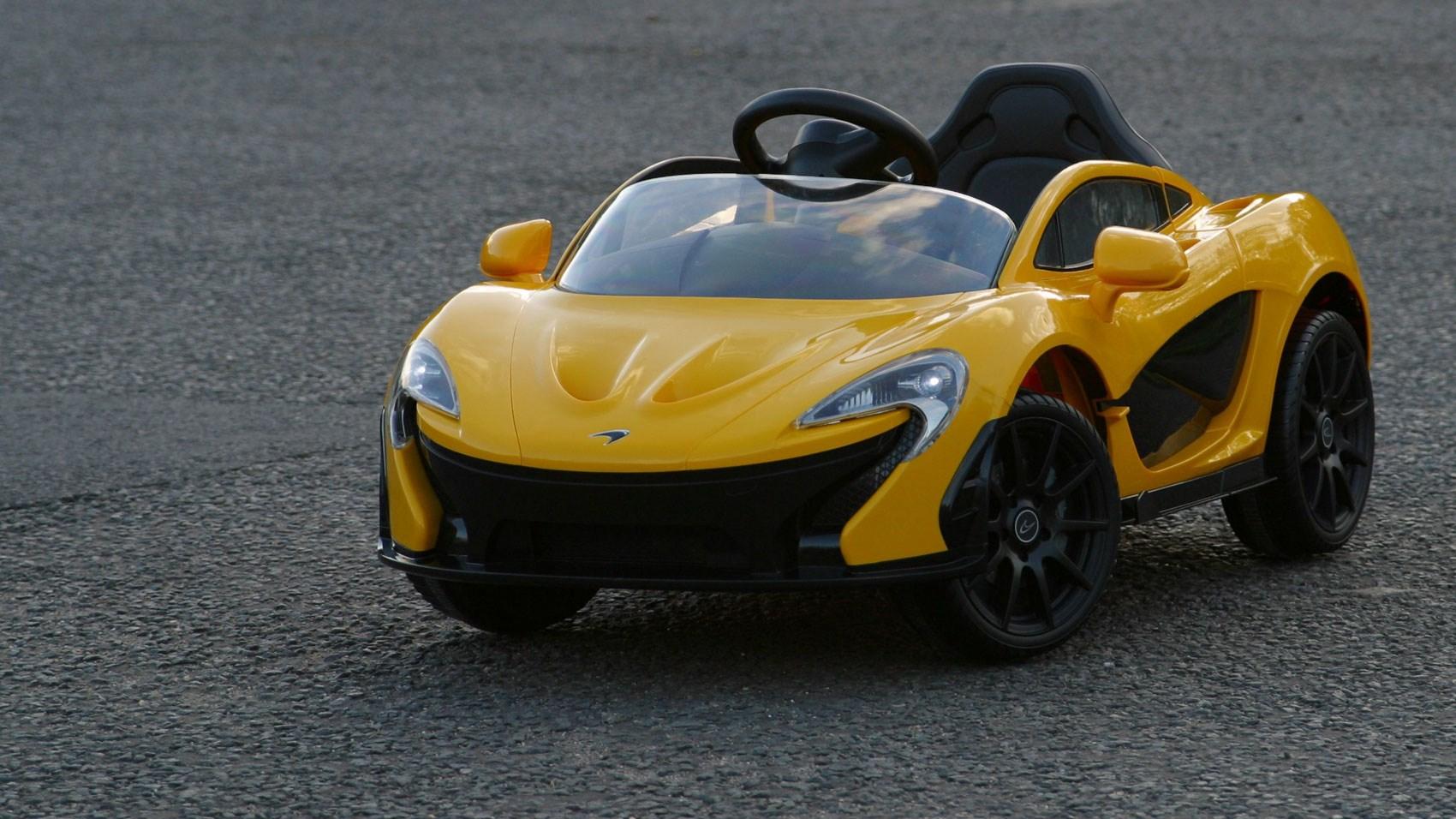 Электромобиль McLaren желтого цвета  